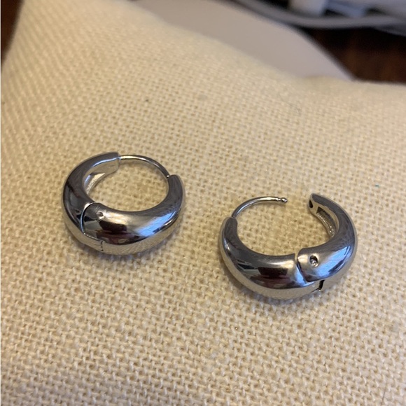 Huggie hoop earrings - Picture 3 of 3